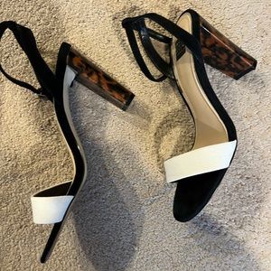 7.5 WHBM White & Black Stiletto